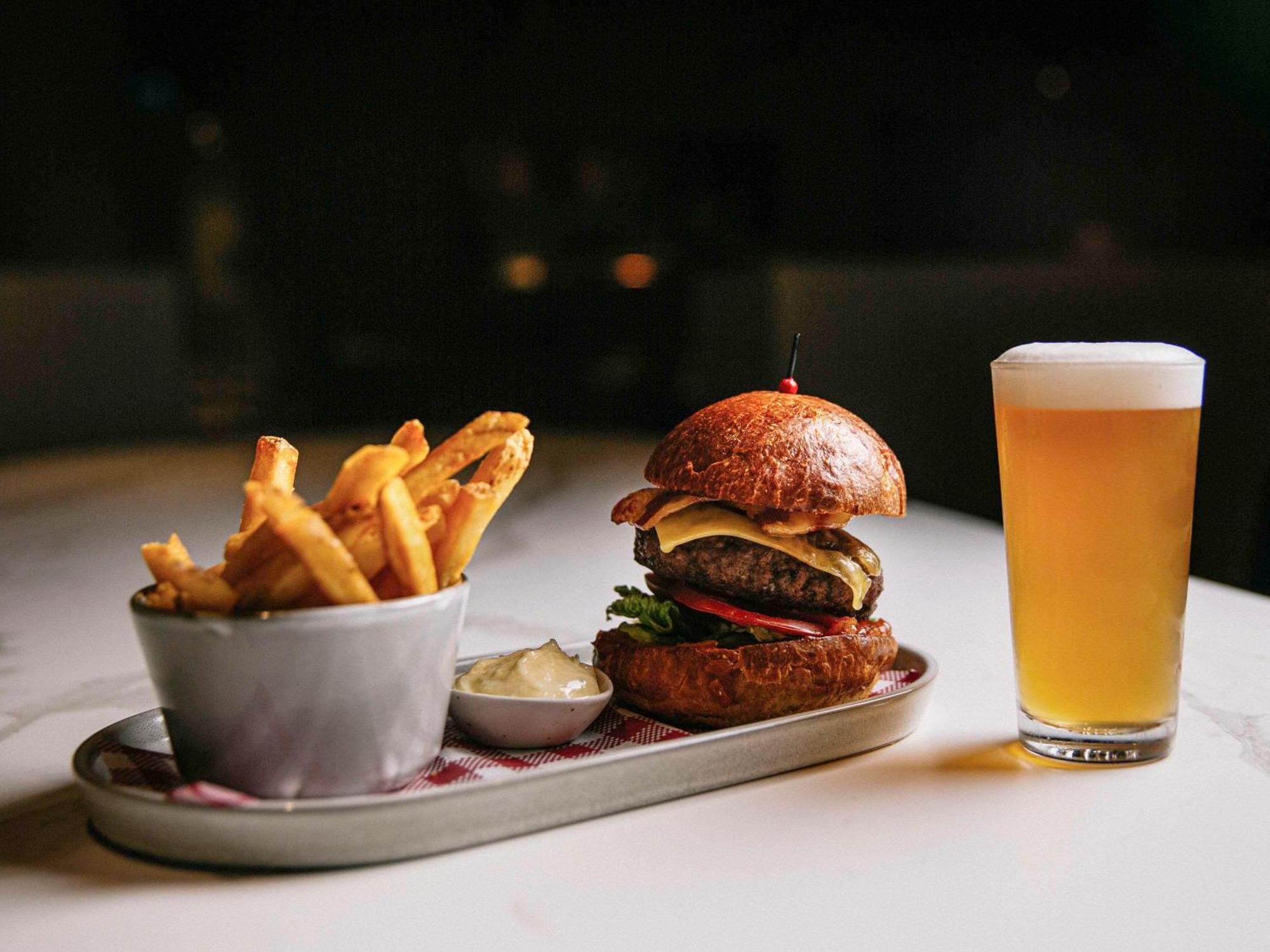 Pullman Melbourne City Centre Exteriér fotografie Burger and chips