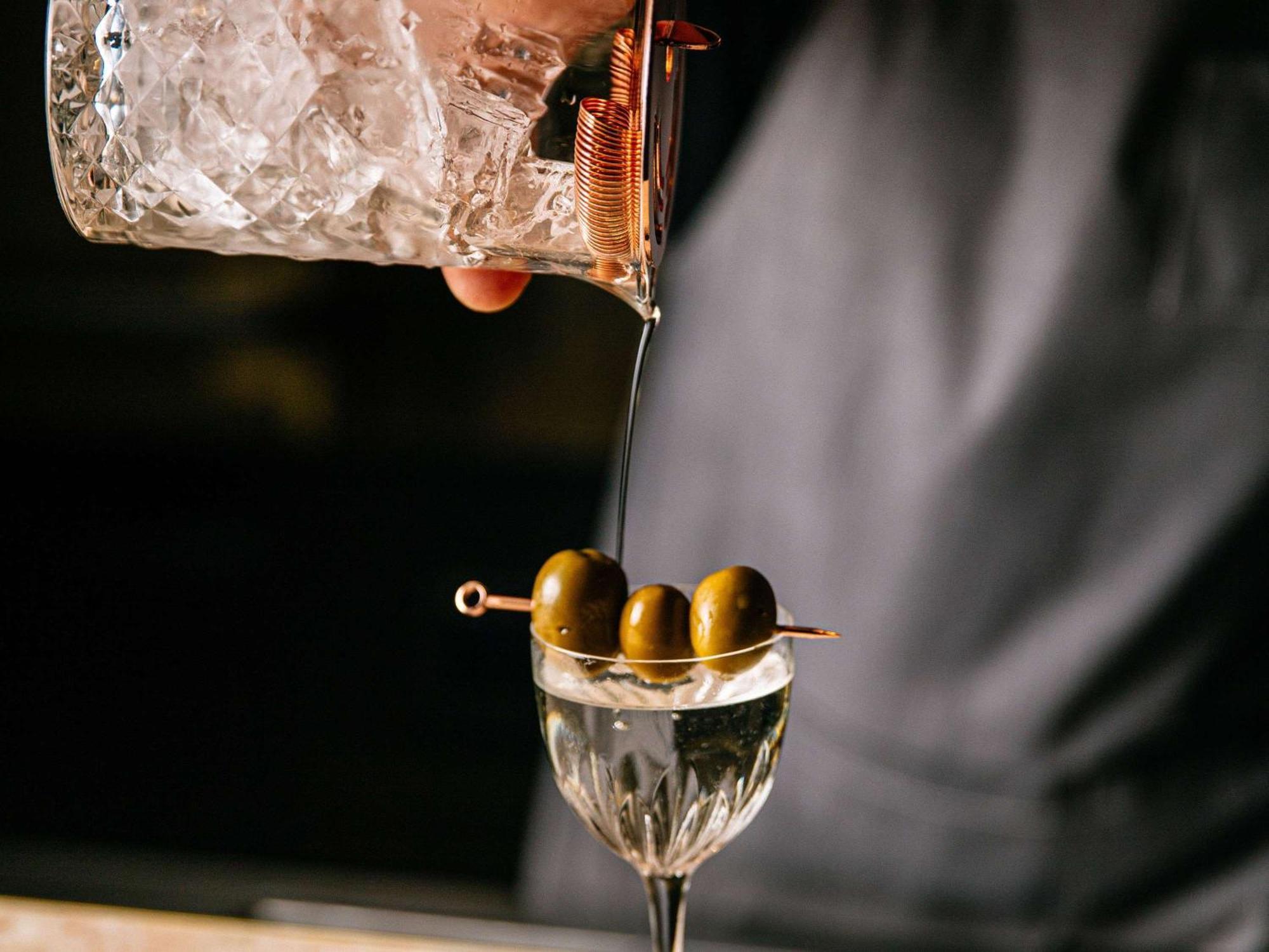 Pullman Melbourne City Centre Exteriér fotografie A martini being poured