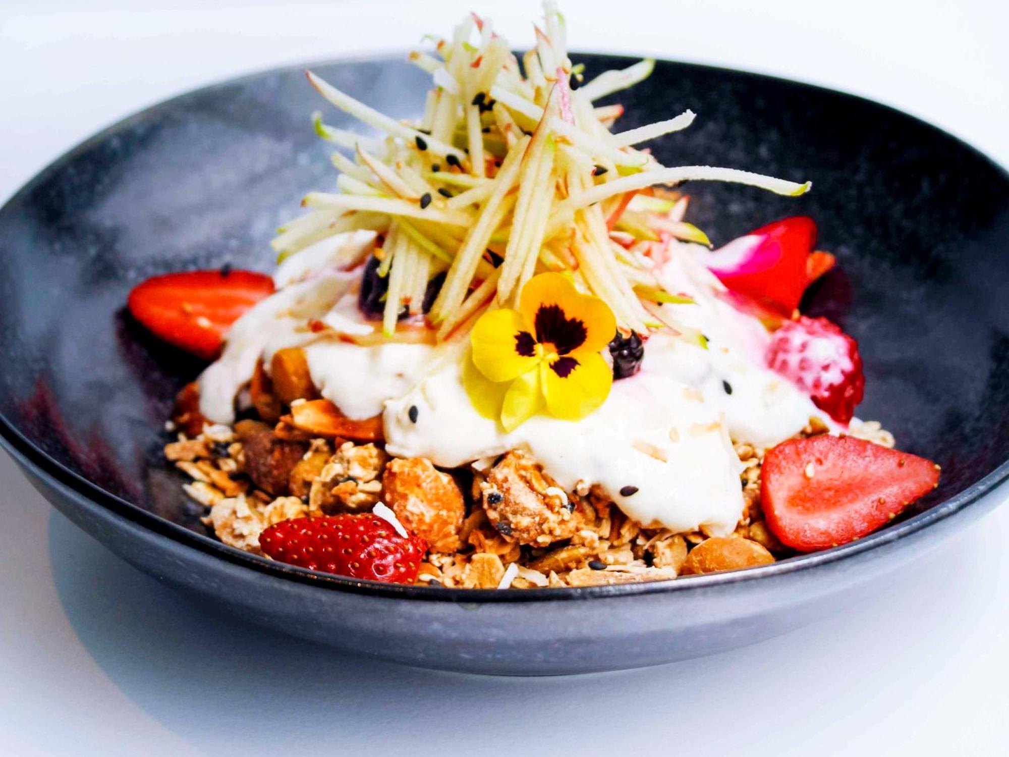 Pullman Melbourne City Centre Exteriér fotografie Muesli with yoghurt and fruit