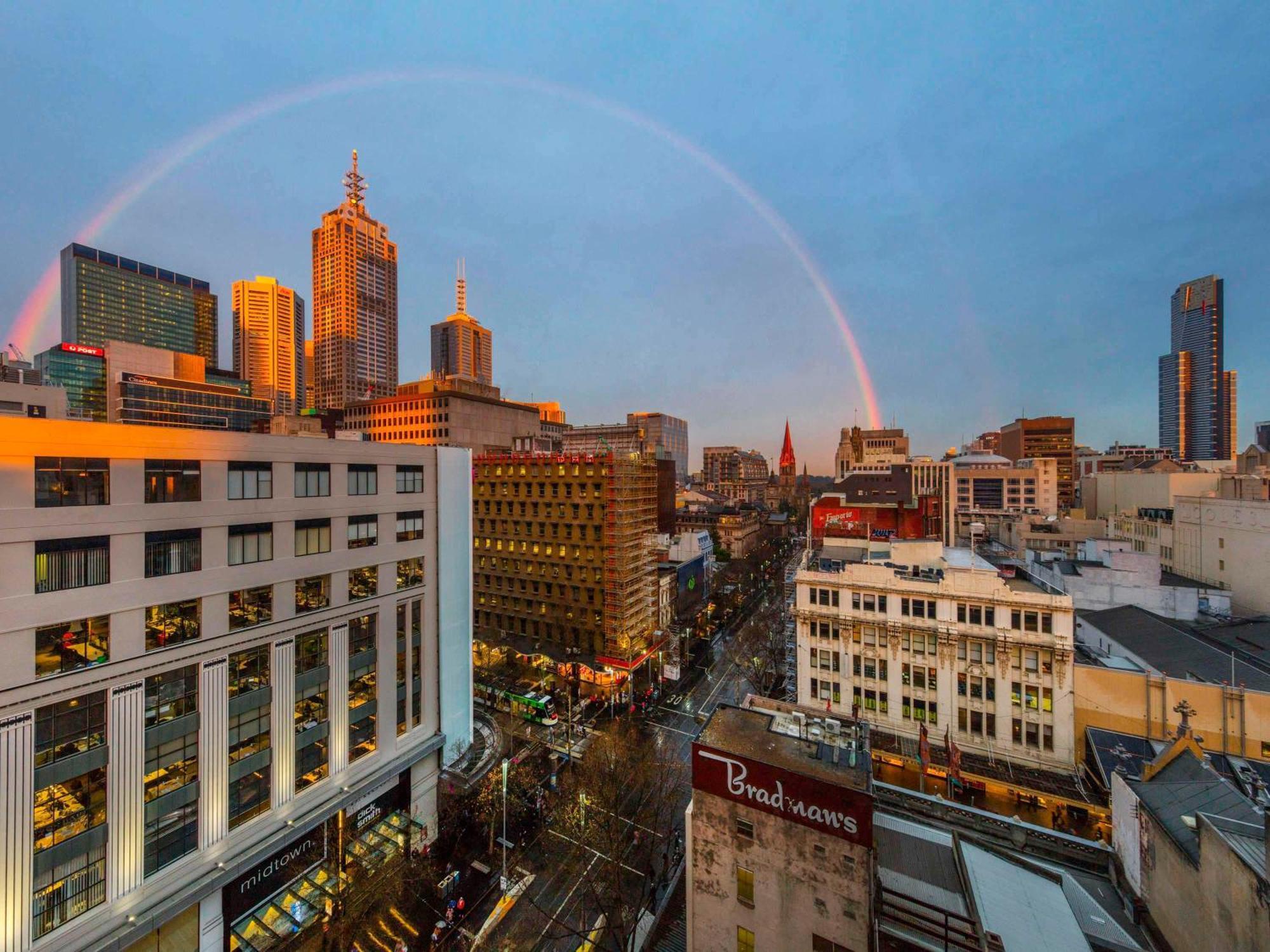 Pullman Melbourne City Centre Exteriér fotografie A double rainbow over Melbourne, Australia