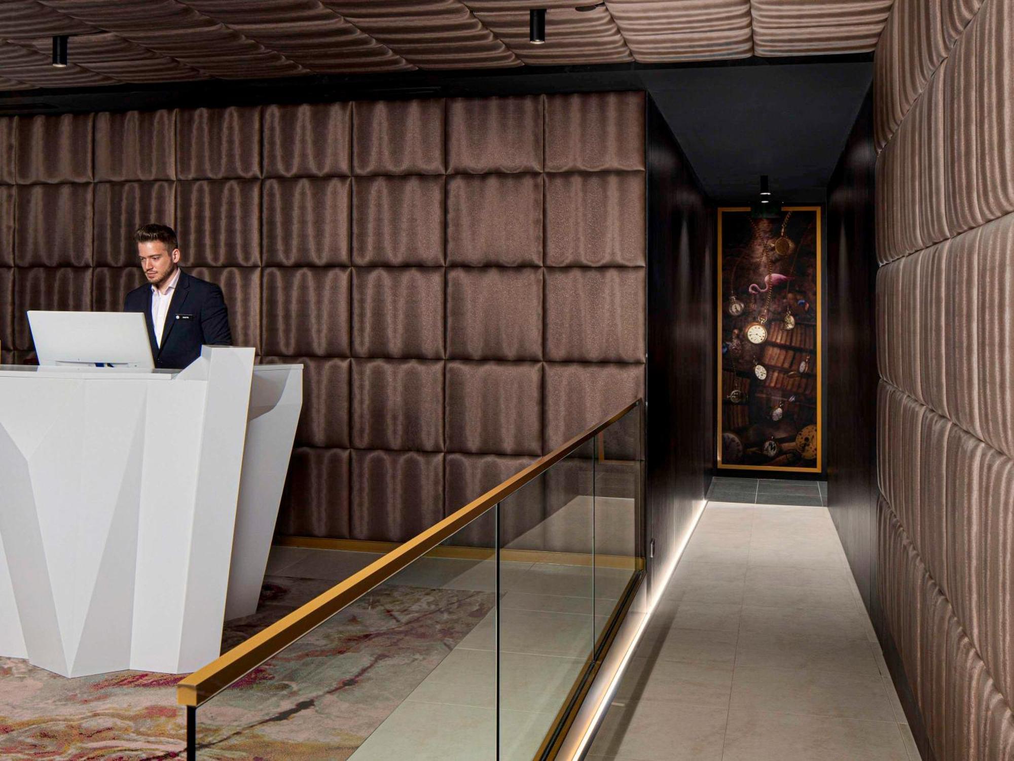 Pullman Melbourne City Centre Exteriér fotografie The entrance to the hotel's private elevator