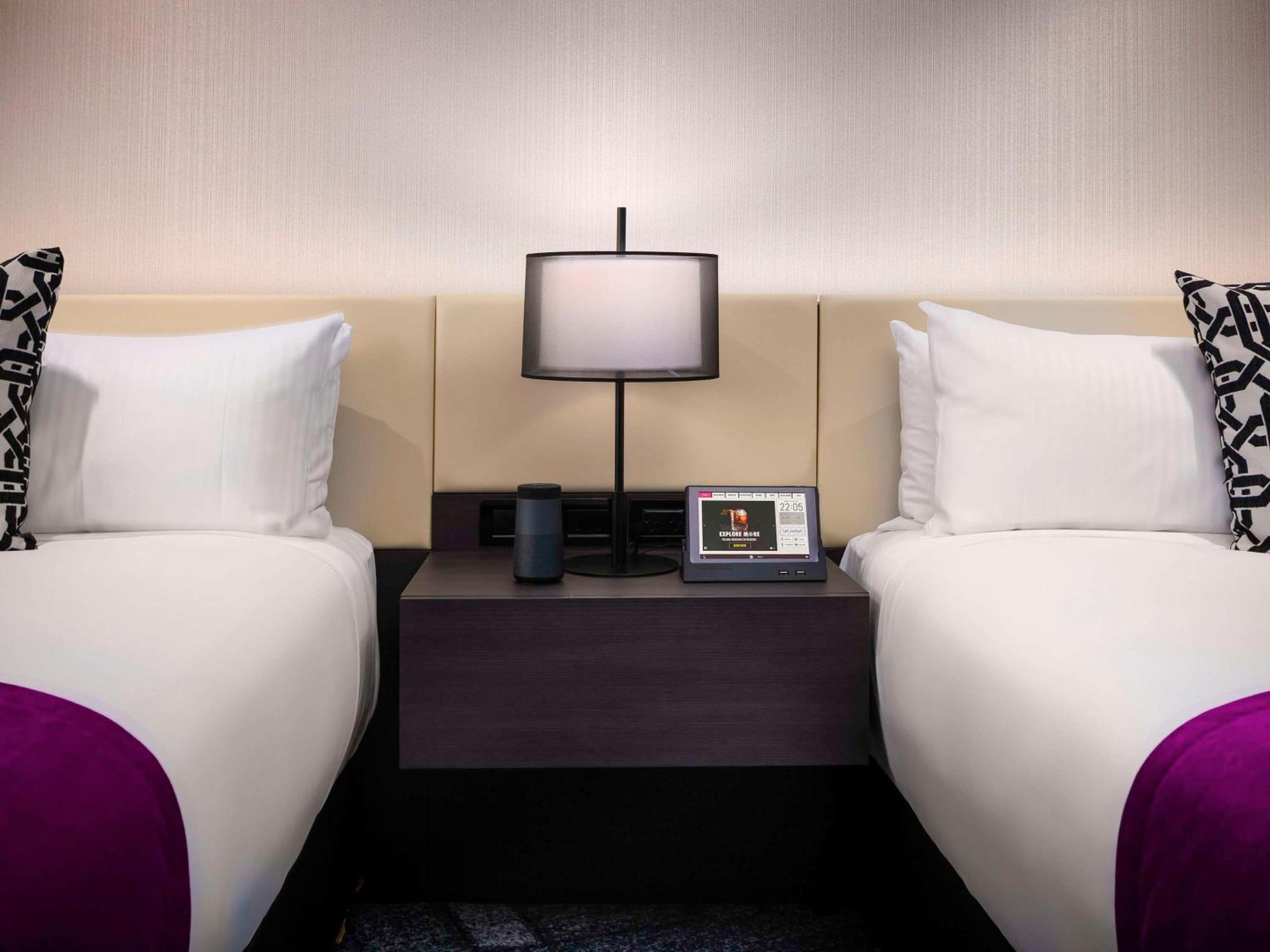 Pullman Melbourne City Centre Exteriér fotografie A guest room at the Encore