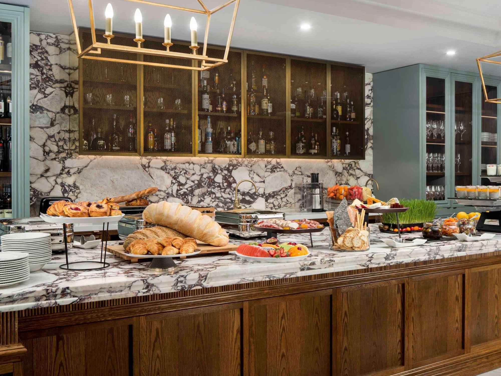 Pullman Melbourne City Centre Exteriér fotografie The buffet at the hotel's restaurant, The Kitchen