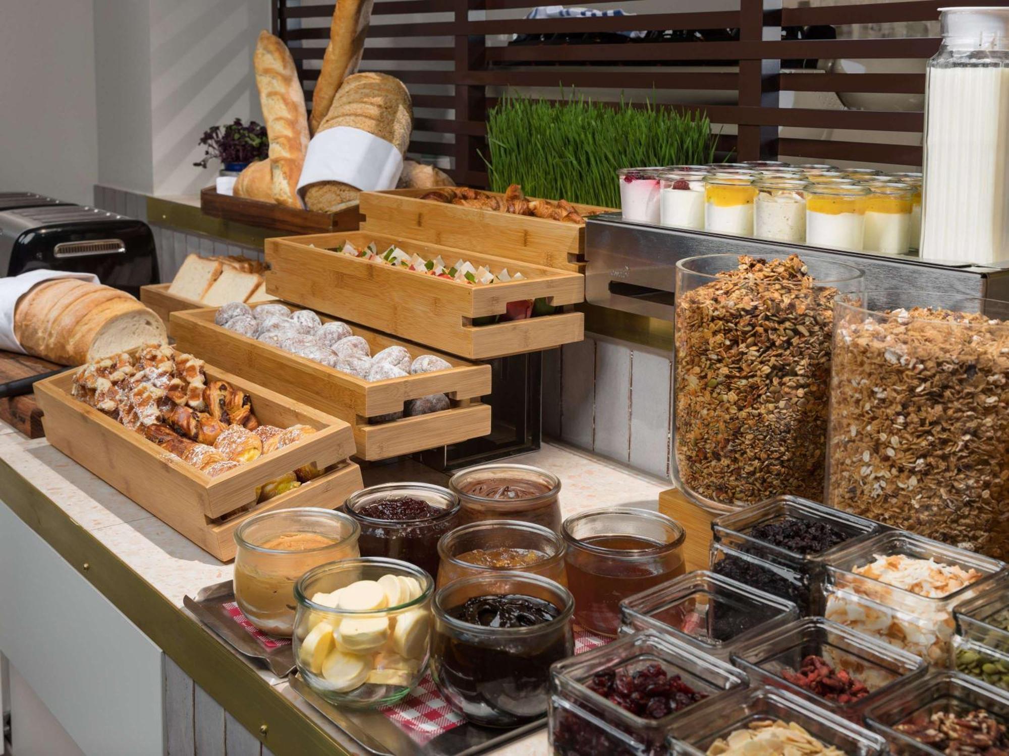 Pullman Melbourne City Centre Exteriér fotografie A breakfast buffet