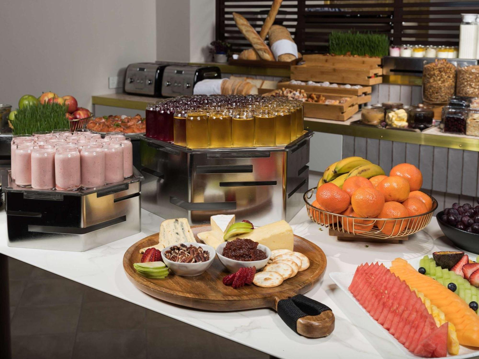 Pullman Melbourne City Centre Exteriér fotografie A buffet at a hotel