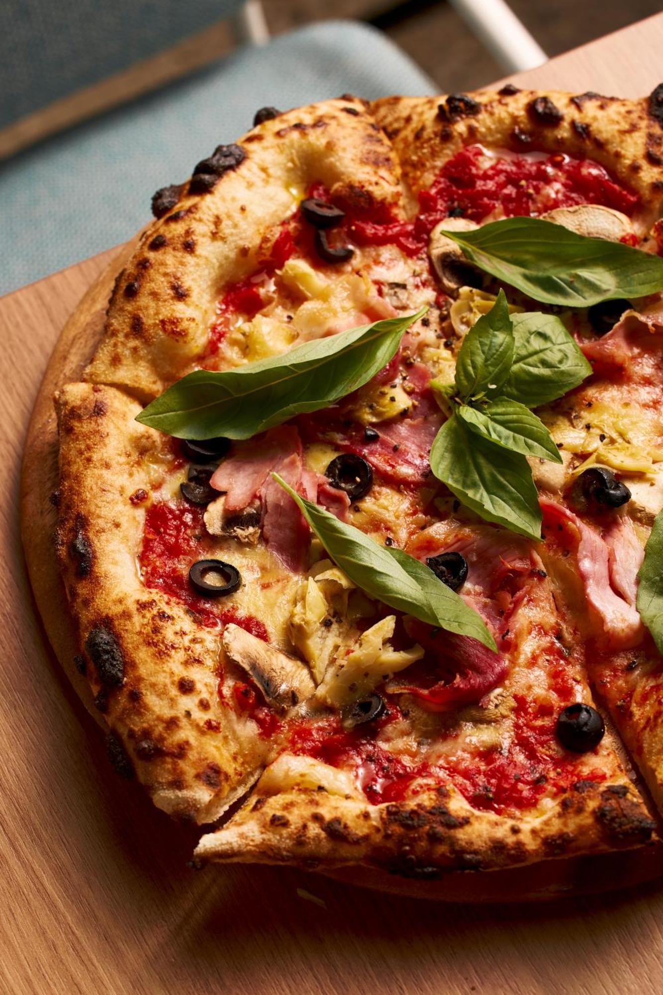Pullman Melbourne City Centre Exteriér fotografie A pizza with artichoke hearts