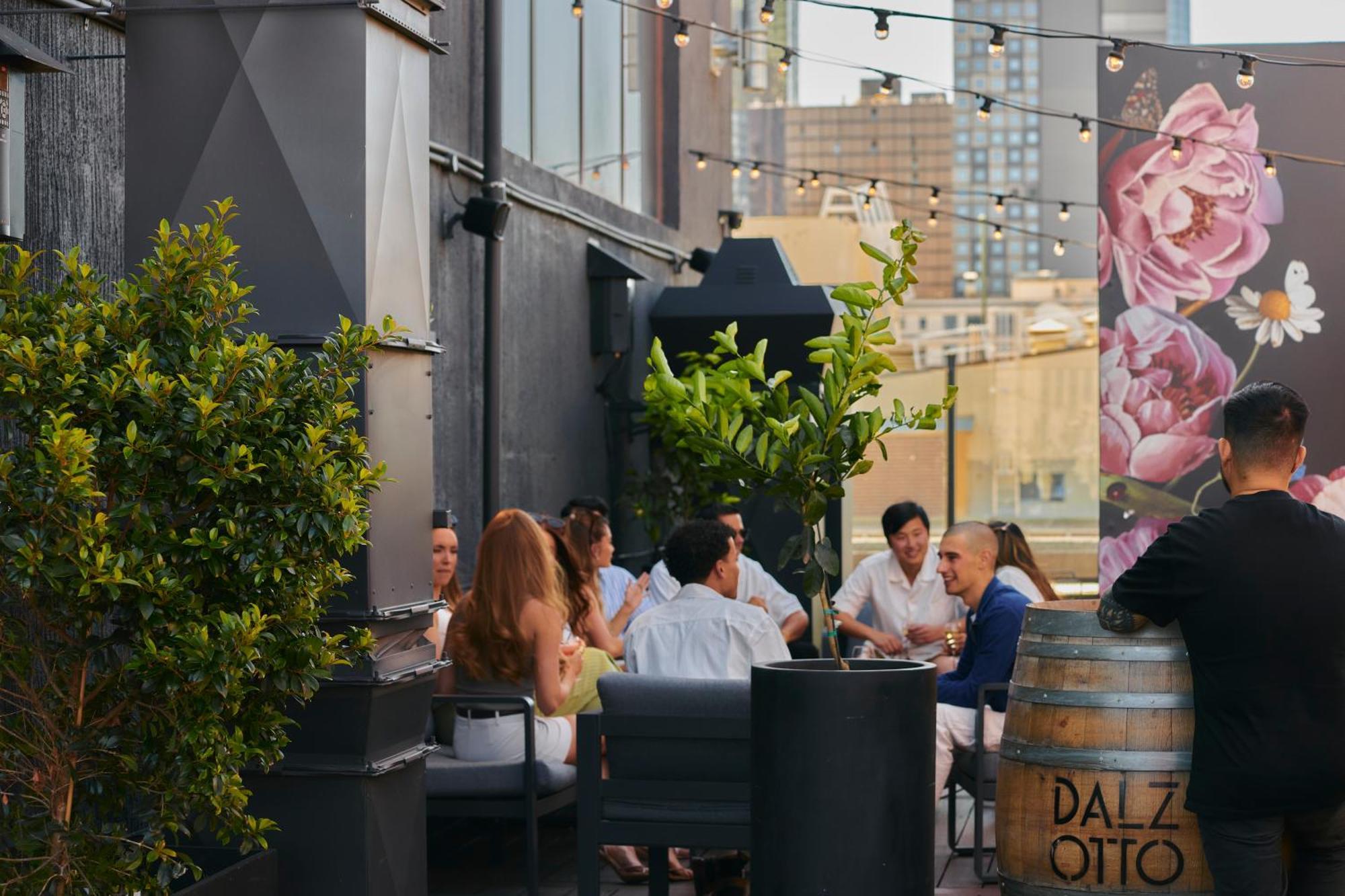 Pullman Melbourne City Centre Exteriér fotografie The rooftop bar at the Hotel Indigo