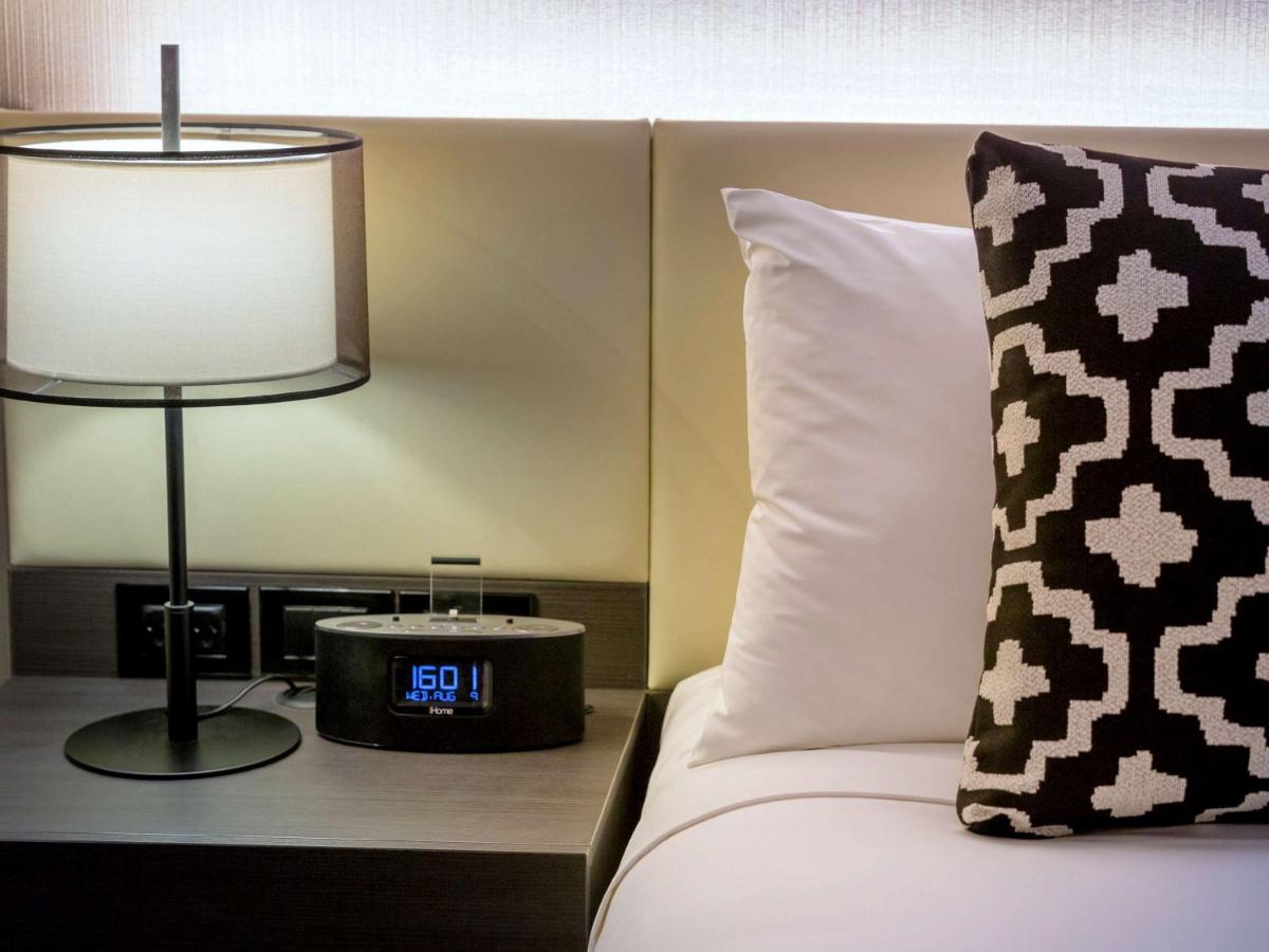 Pullman Melbourne City Centre Exteriér fotografie A digital alarm clock